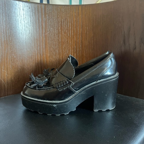 Chunky tassel heels. Size 8. - Picture 2 of 6